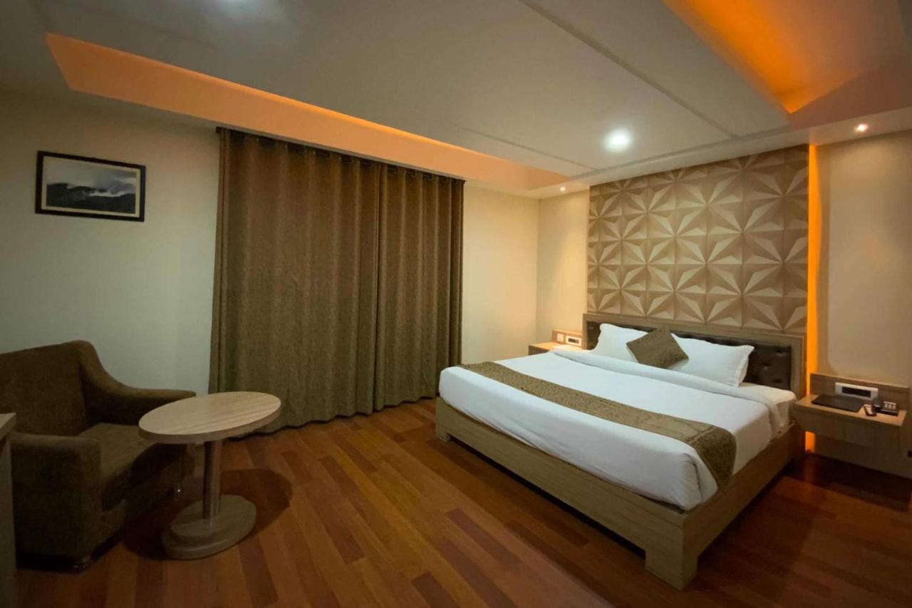 Hotel The Kalyaniz Guwahati Exteriör bild