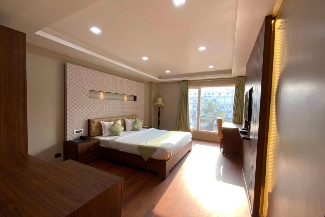 Hotel The Kalyaniz Guwahati Exteriör bild